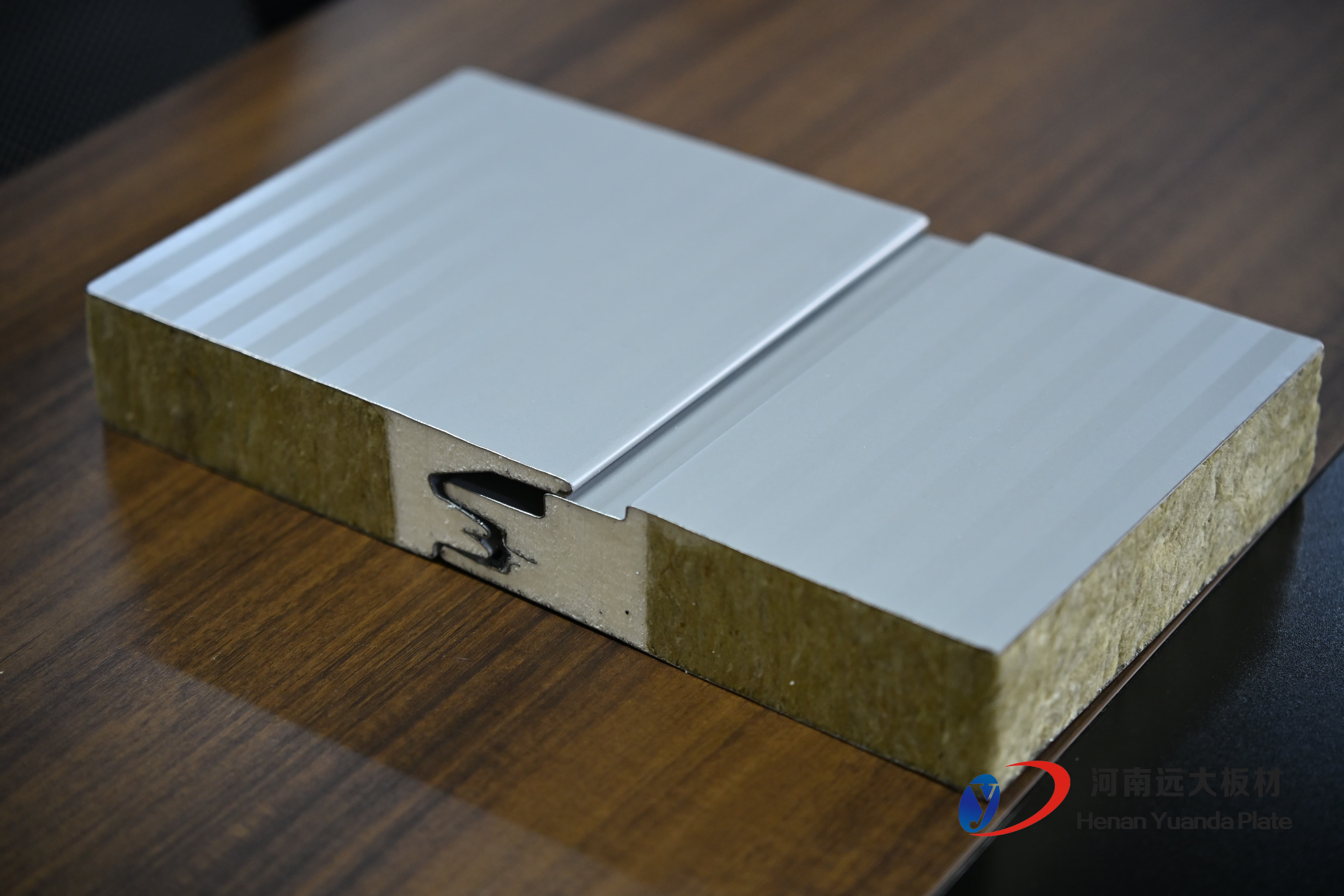 聚氨酯夾芯板價格揭秘：一平方多少錢？如何選對高性價比方案？