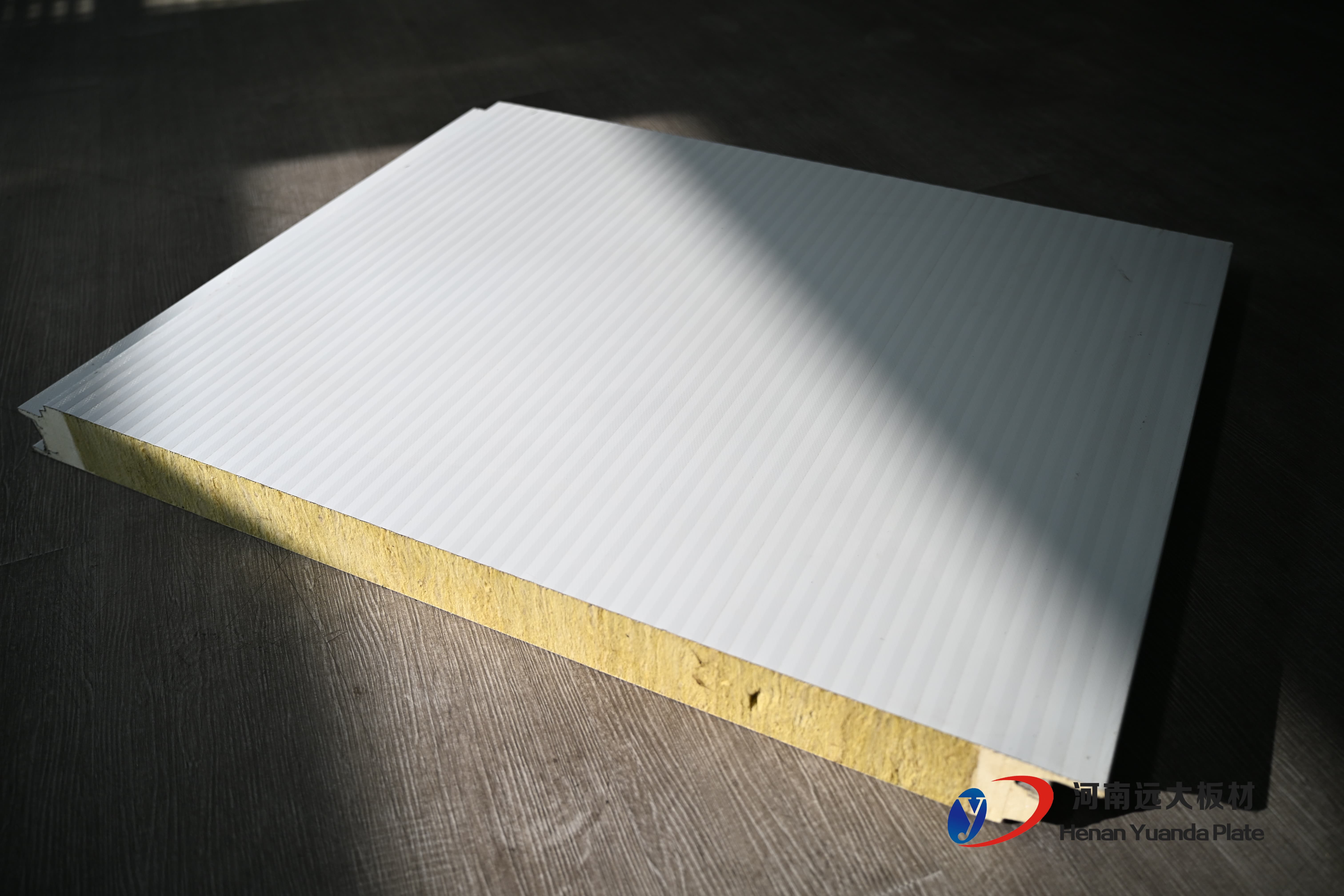 聚氨酯封邊巖棉板：防火性能、安裝技巧及行業(yè)創(chuàng)新(圖3)