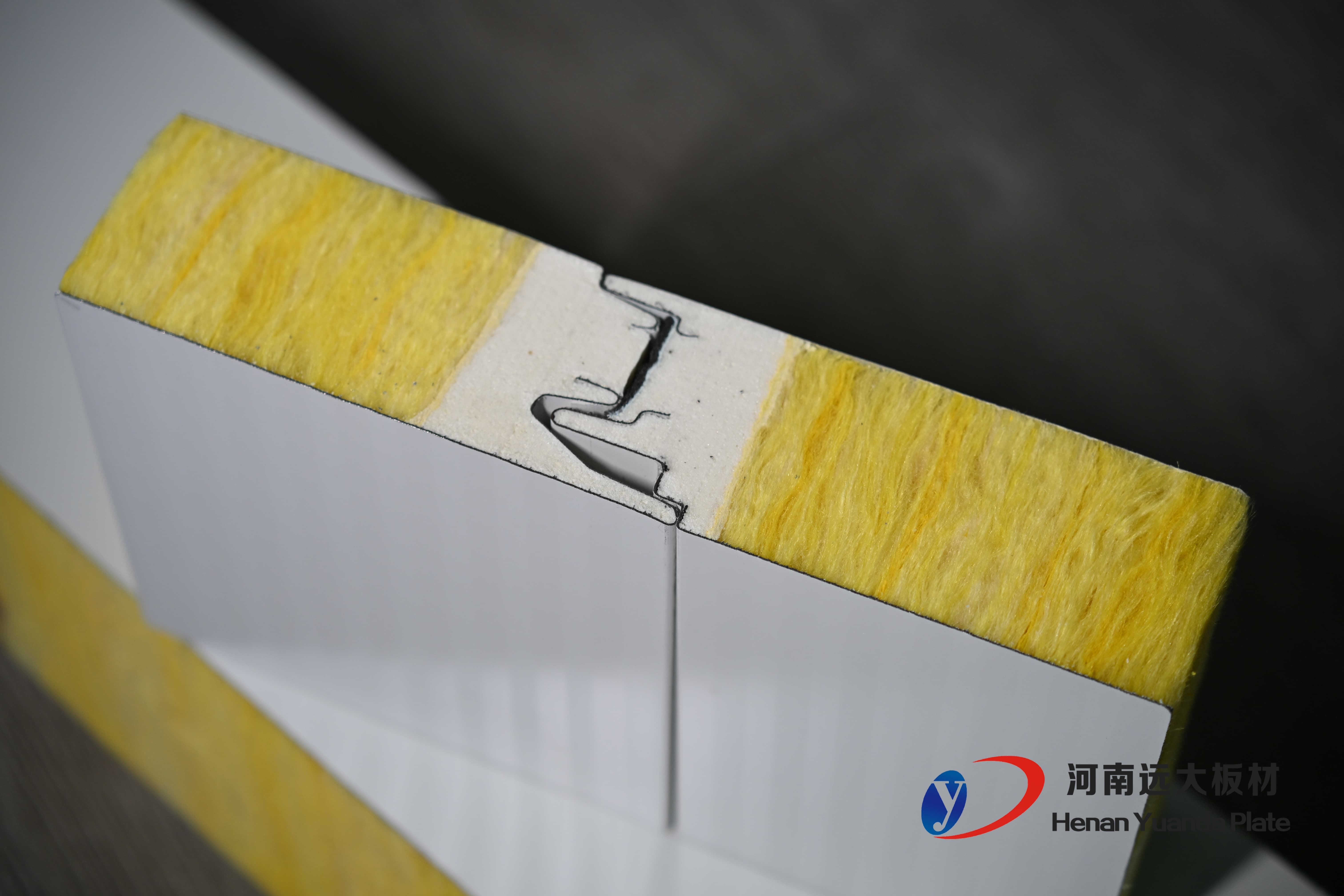 聚氨酯封邊玻璃絲棉夾芯板：遠(yuǎn)大板材打造A級防火節(jié)能新標(biāo)桿！