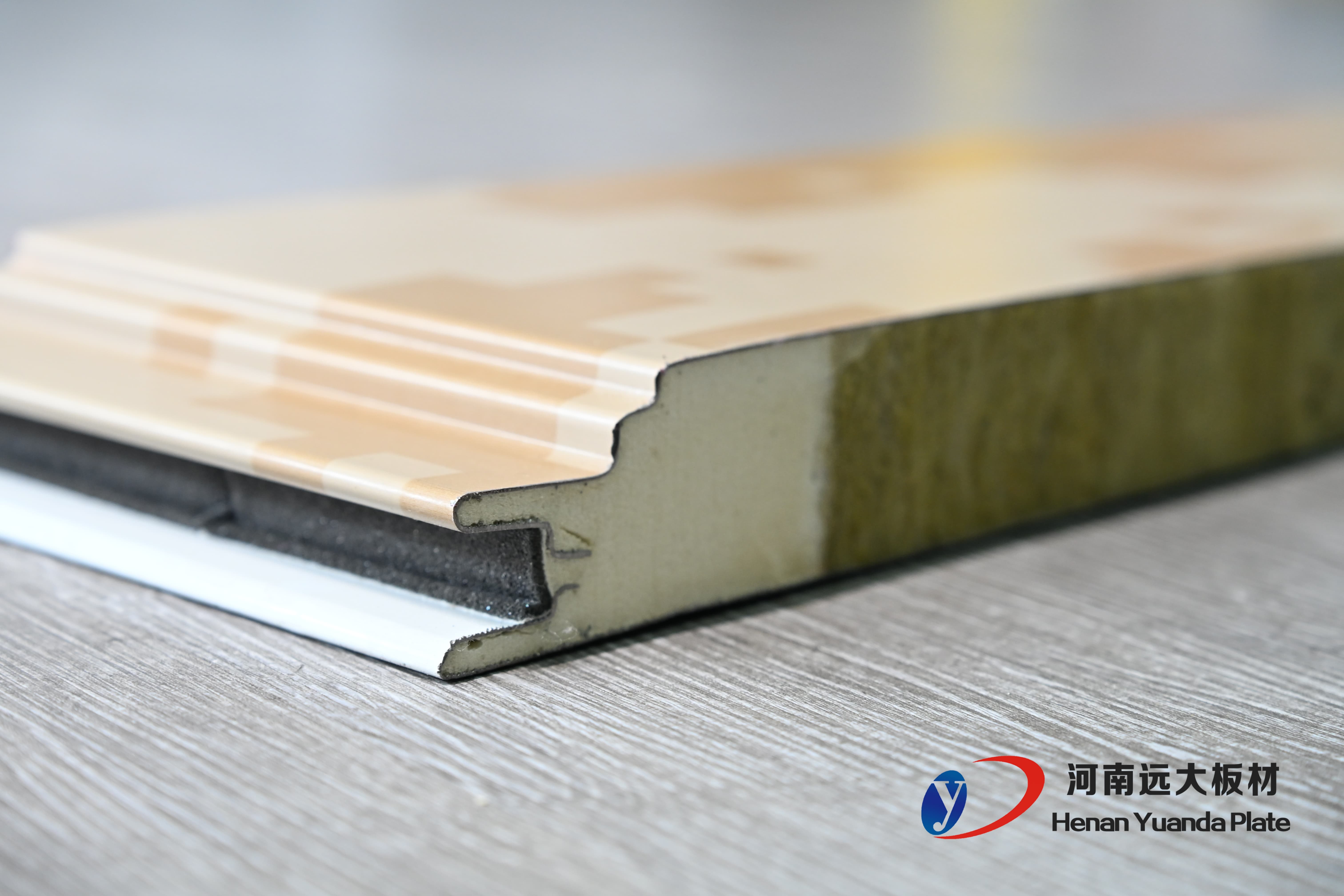 聚氨酯夾芯板一平方多少錢？2025年最新價(jià)格與性能全解析(圖2)