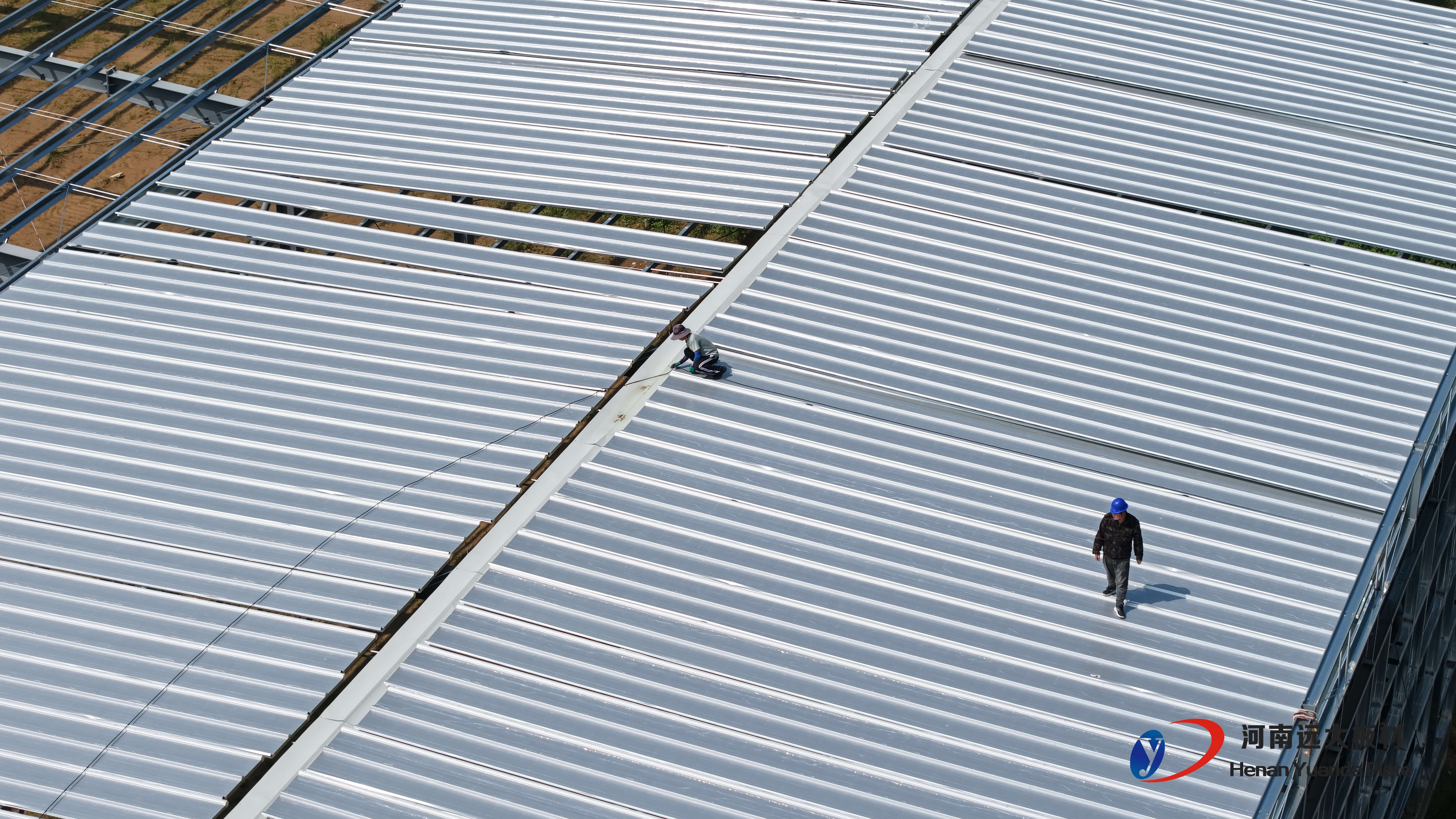 聚氨酯夾芯板和巖棉夾芯板哪個(gè)好？主要區(qū)別與選擇指南(圖1)