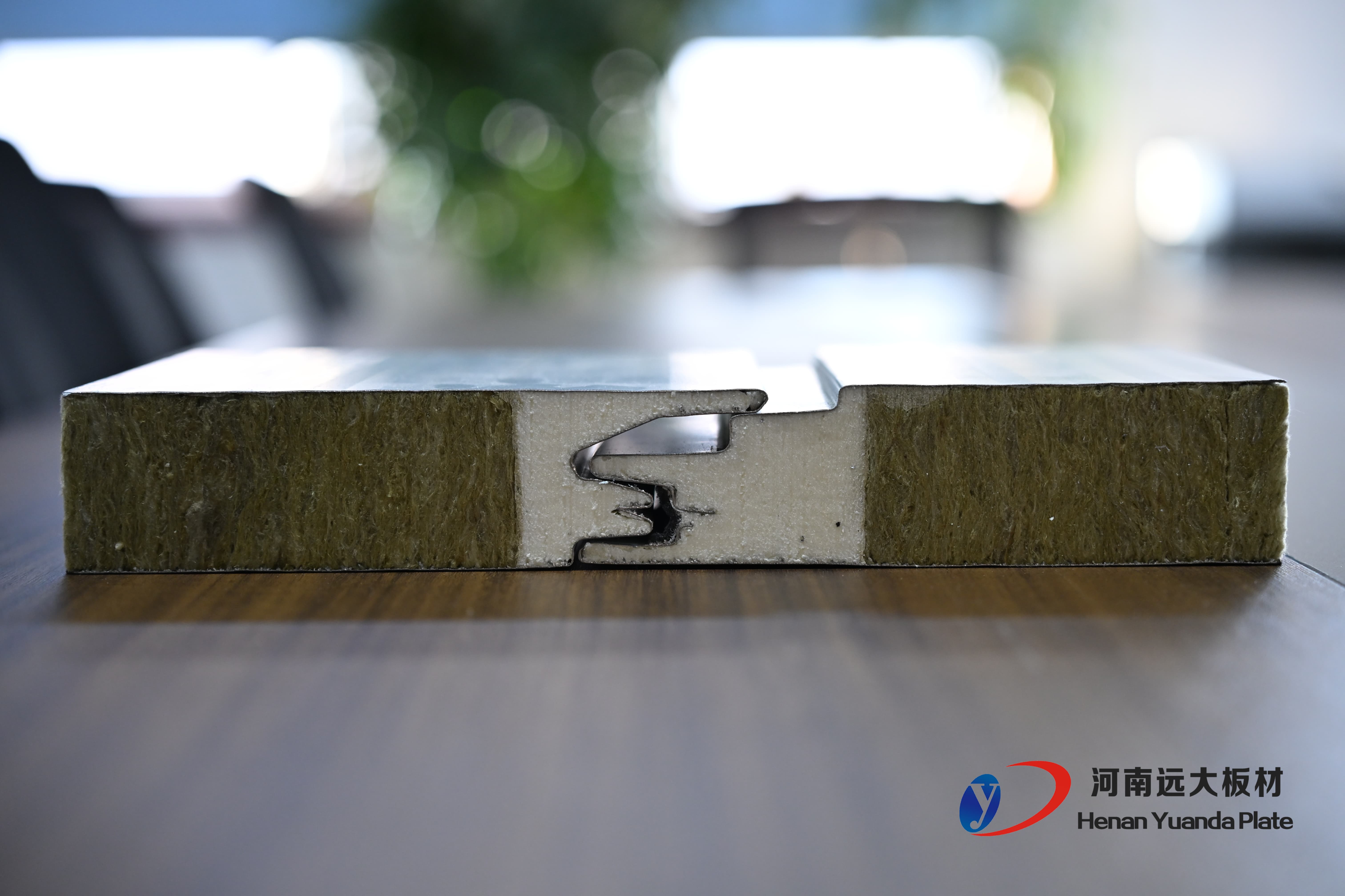 從原理到應(yīng)用：全面剖析聚氨酯封邊巖棉板的防火與保溫性能——河南遠大板材匠心之作