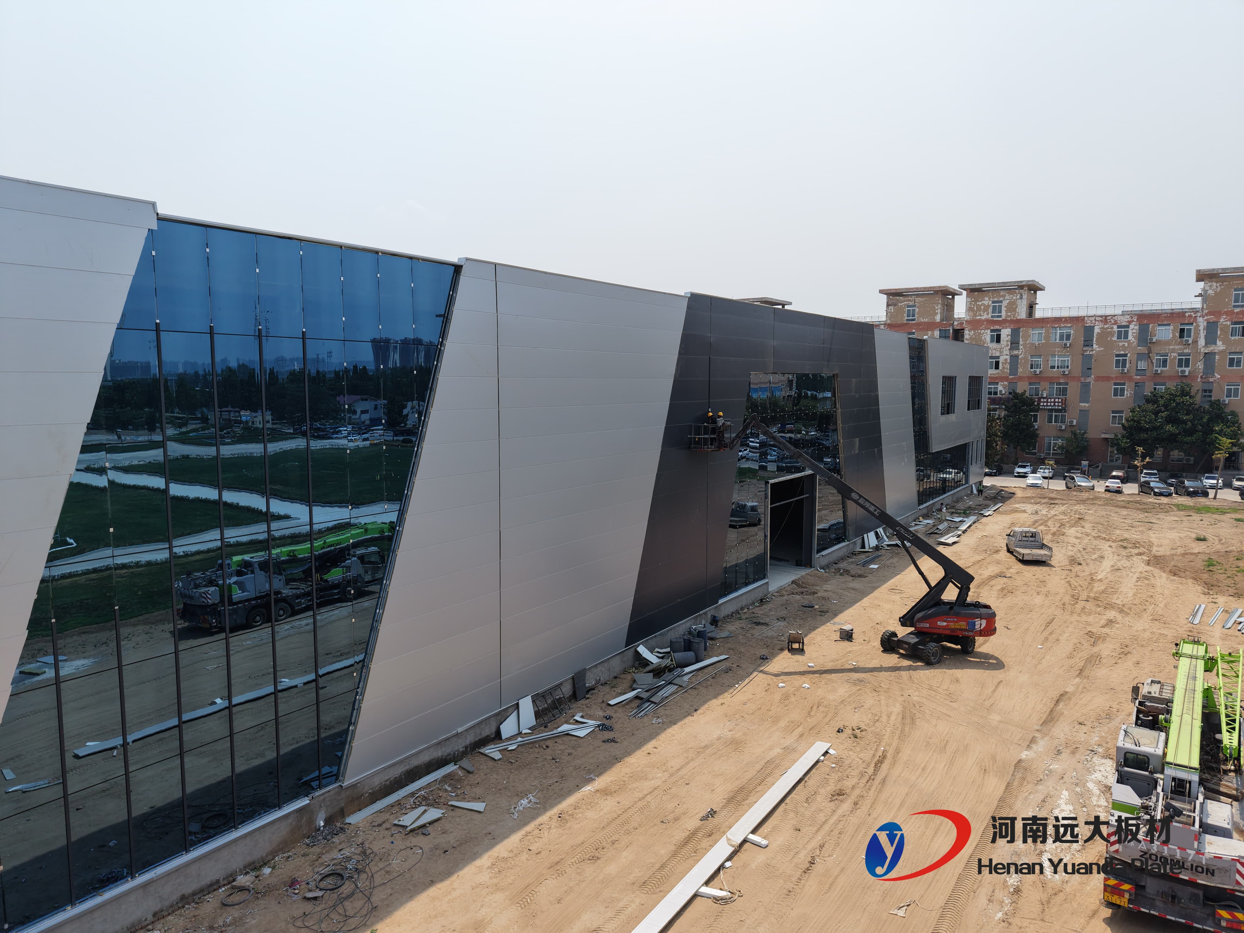 傳統(tǒng)板材VS聚氨酯夾芯板：在建筑效率與能耗上，差距竟然這么大！(圖1)