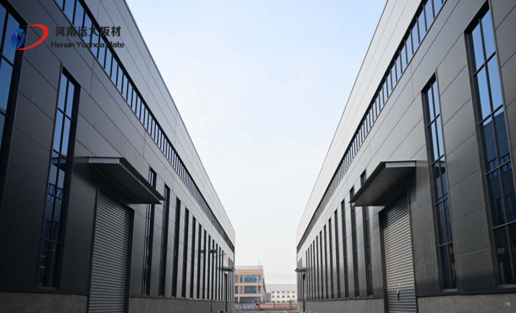 聚氨酯夾芯板VS巖棉夾芯板：一文讀懂如何選對建筑“防護(hù)衣”