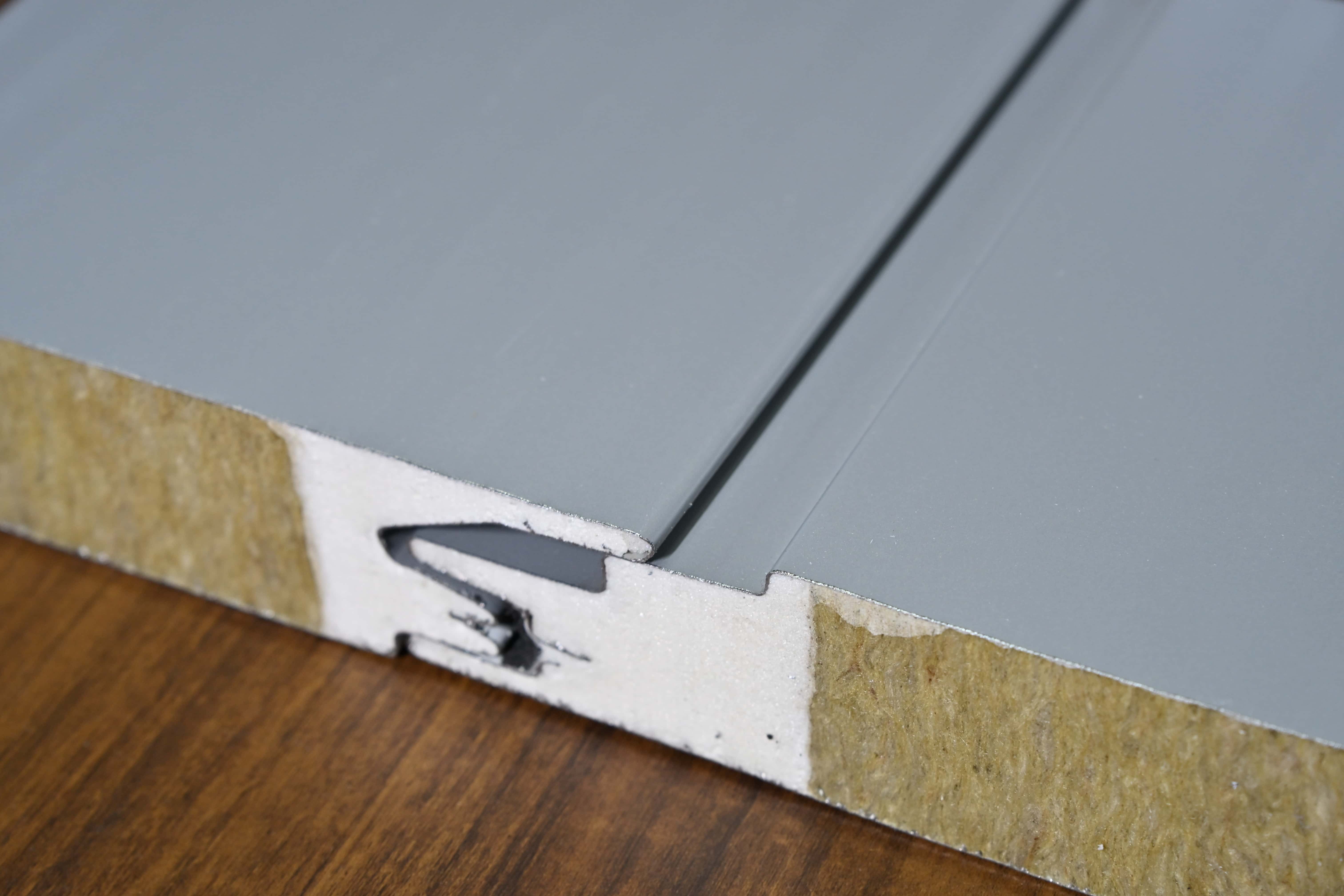 工業(yè)廠房預(yù)算告急？聚氨酯夾芯板快速安裝，幫你輕松省錢！ 時間就是金錢，速度就是效益！